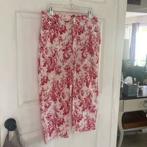 Gloria Vanderbilt Capris. Size 16. Beautiful flower design  very light material